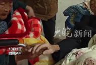 93歲母親看望67歲重病兒子 緊緊拉住兒子的手放在臉頰 連聲呼喚：幺兒 你要好起來