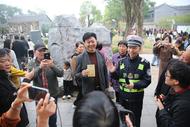 桐城：“最美罰單”曬單人在六尺巷為交警代言
