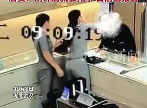 男子在金店试戴金项链，回头照镜子时趁店员不备转身就跑，店员：刚开店就被抢了 目前已报警