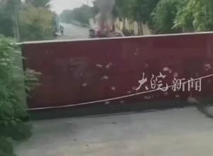 河南许昌一直升飞机发生坠落，当地消防：驾驶员已送医抢救，疑因操作不当撞上高压线