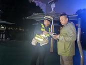 巢湖交警進公園開展老年人交通安全宣傳活動