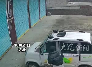 女子下车没关电源，不料车子被小孩启动，人被撞进卷帘门