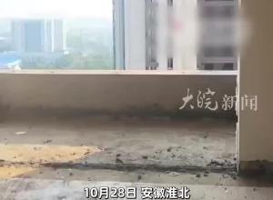 新房疑被人误拆阳台门装修 业主进屋懵了：钥匙放消防柜里 交房才一个月 就7天没来