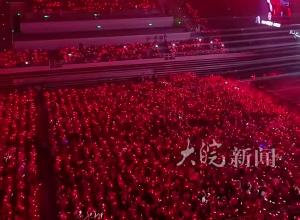 刀郎广州演唱会座无虚席 全场万人齐喊刀郎 大合唱时他几度落泪
