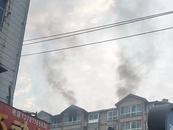 河南開封一住宅頂樓著火，1樓有人昏迷，當(dāng)?shù)鼗貞?yīng)