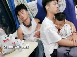 因孩子妈妈只买到无座票，俩大学生在火车上帮抱娃一整夜。为你们点赞！