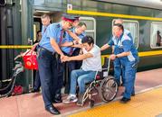 列車上的守護者  用汗水護航旅客返程路