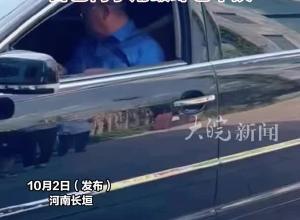 亿万身家老板常年自己开车上班，动不动给员工发钱，自己椅子用破却也不换