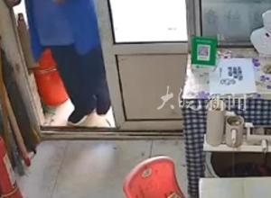 五金店老板借钱给老人买东西 不到一小时就返回店内还钱感谢
