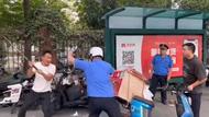 廣州一商販持鐵棍毆打城管 當地：依法依規執法，商販被警方帶走