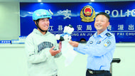 1700元現金散落廬江街頭，好心的學生和外賣員撿起報警被警方點贊