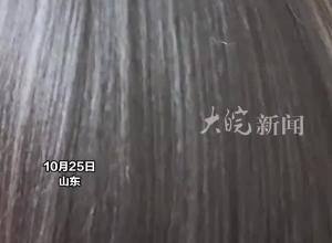 以为是在给美女梳头，没想到一扭头...网友：这发质让我自卑了