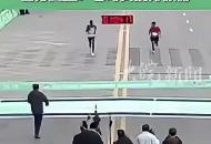 陜西旬邑半程馬拉松一男子沖向沖刺選手 官方回應(yīng)：已對其批評教育