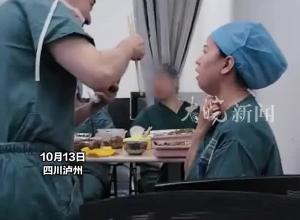 医生吃鱼被鱼刺卡喉，旁边同事顺手用筷子取出，网友：强者从不抱怨装备
