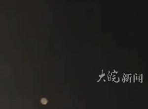 曼谷夜空惊现“三个月亮”？目击者：隔很远 肉眼看也是三个