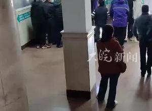 唐山煤矿冒顶事故 2名获救人员送往医院救治
