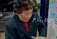這一聲“媽”太催淚了！刑警與歹徒搏斗身中20刀犧牲，85歲母親深夜給刑偵大隊送餃子