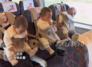 三胞胎宝宝坐高铁买“挂票”，8个月大 第一次坐高铁，不哭不闹等爸爸喂辅食
