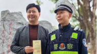 “最美罰單”受罰人重游六尺巷，將它捐獻給桐城市博物館