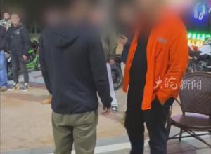 南通23岁男子持刀伤人致死 
知情人:因其买小米su7约人飙车后遭辱骂 
警方通报:男子在逃离过程中被控制 