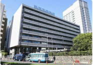 日本一男子投擲燃燒瓶，駕車沖撞首相官邸外圍欄