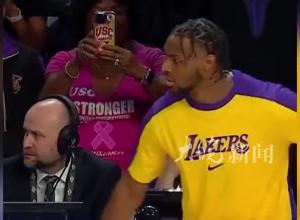 见证历史!詹姆斯父子正式同台亮相 NBA历史首次父子同台竞技
