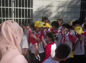 三亚一小学教学楼墙体脱落 家长称用手能掰掉水泥碎块 学校已经停课好几天