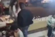 燒烤店男子酒后滋擾陌生女子 女子男友上前制止被打 警方通報：該男子涉嫌違法 已受案調(diào)查
