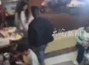 烧烤店男子酒后滋扰陌生女子 女子男友上前制止被打 警方通报：该男子涉嫌违法 已受案调查
