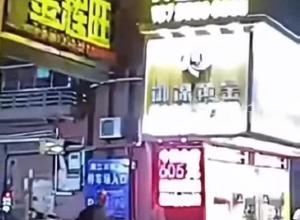 廉江一男子意图抢劫金店 警方通报: 该男子被店内员工喝止后迅速逃离已被刑拘
