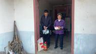 安慶經開區老峰鎮廣豐村：重陽送祝福，醫保宣傳暖人心