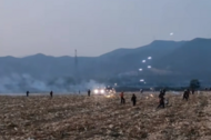 農(nóng)戶朝拾玉米人群噴射加特林