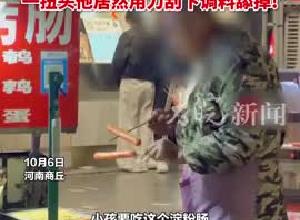 母亲给孩子在摊位购买淀粉肠，因摊主弄错口味并未购买，离去后竟发现摊主刮下调料舔掉