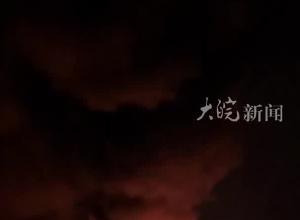 河南南阳境内高速上两车剐蹭 货车上货物燃起大火  高速交警回应：无人员伤亡