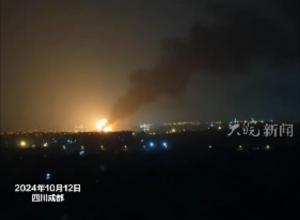 四川成都一小型燃油车 
在空地发生燃爆 
官方通报：无人员伤亡