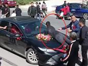 河南一新娘哥嫂多要18萬彩禮未果，親友爬婚車阻攔？當?shù)兀杭毠?jié)有出入，已介入處置