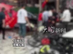 河南沁阳一轿车撞翻驴肉丸店油锅 多人受伤，目击者：事发时在炸丸子