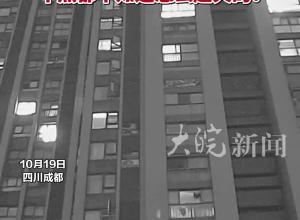 高楼扔下一个烟头引发火灾 网友：还好被监控拍到了 不然都不知道怎么起火的！
