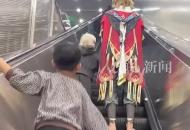 白化病小女孩將coser當“同類” 媽媽看到后帶女兒去漫展 小女孩大受歡迎 “女兒終于遇見了和她一樣顏色的人”
