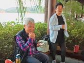 國慶假期“西湖唱歌大爺”和游客合唱 曾被周杰倫邀請同臺唱歌