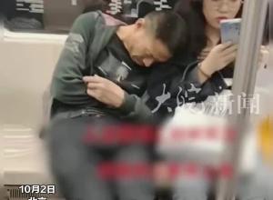 地铁上一位工人师傅累得睡着了，他不小心靠在了女孩肩上，女孩没有一点嫌弃，拍摄者：等师傅醒了，小姐姐才挪开