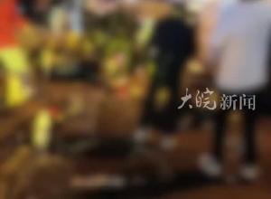 武汉马湖商业街 一小车失控致多人受伤 社区：3名伤者已送医