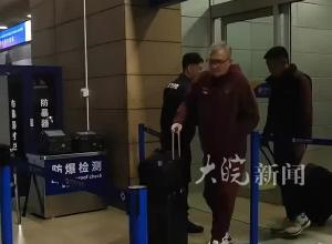 足协因考虑舆情没给国足包机 采用普通民航航班的出行方式 飞24小时 旅途奔波或成考验
