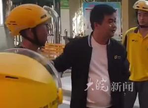 残疾外卖小哥入职第一天  早会上站长向骑手们喊话：“平时大家要多帮助他，不许歧视他”

