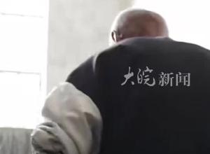 流浪28载拾荒老汉居住简陋 在新余民警帮助下拥有了“家” 迫不及待开始打扫新居，细心擦拭每件家具
