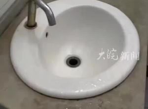 长沙一臭豆腐店员在公厕处理原材料 官方回应：已受理 相关部门将尽快处理