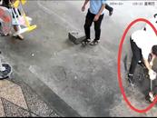 廣東遂溪城管執法時有人當街摔爛貨物 當地：因占道經營發生沖突，已批評教育