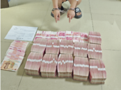 女子銀行大額取款牽出多起詐騙案，警方現場扣押上百萬涉詐現金