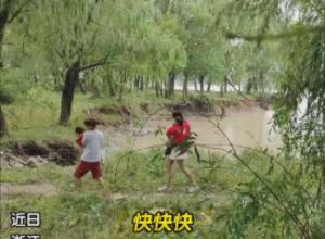 游客带着孩子在钱塘江边露营
 潮水突然上涨 男子好心劝离被吐槽 
一分多钟后地面被潮水淹没