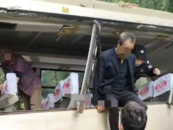 峨眉山景區內一客運車輛疑似沖下山路 當地多部門回應 